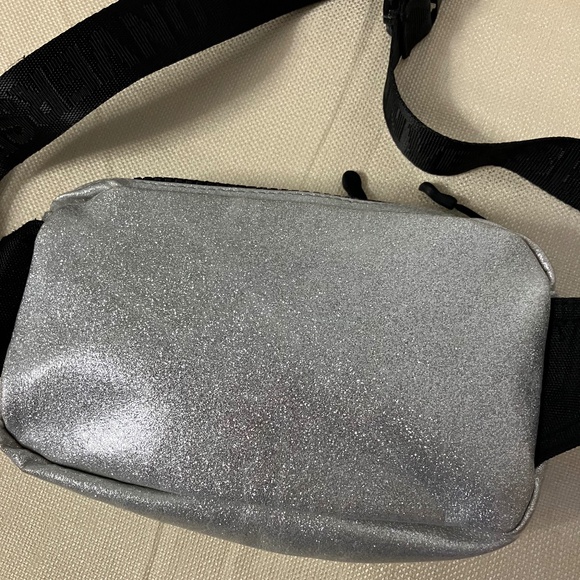 💐Converse All Star Chuck Taylor Glitter Waist Pouch in Silver Glitter - Picture 3 of 8